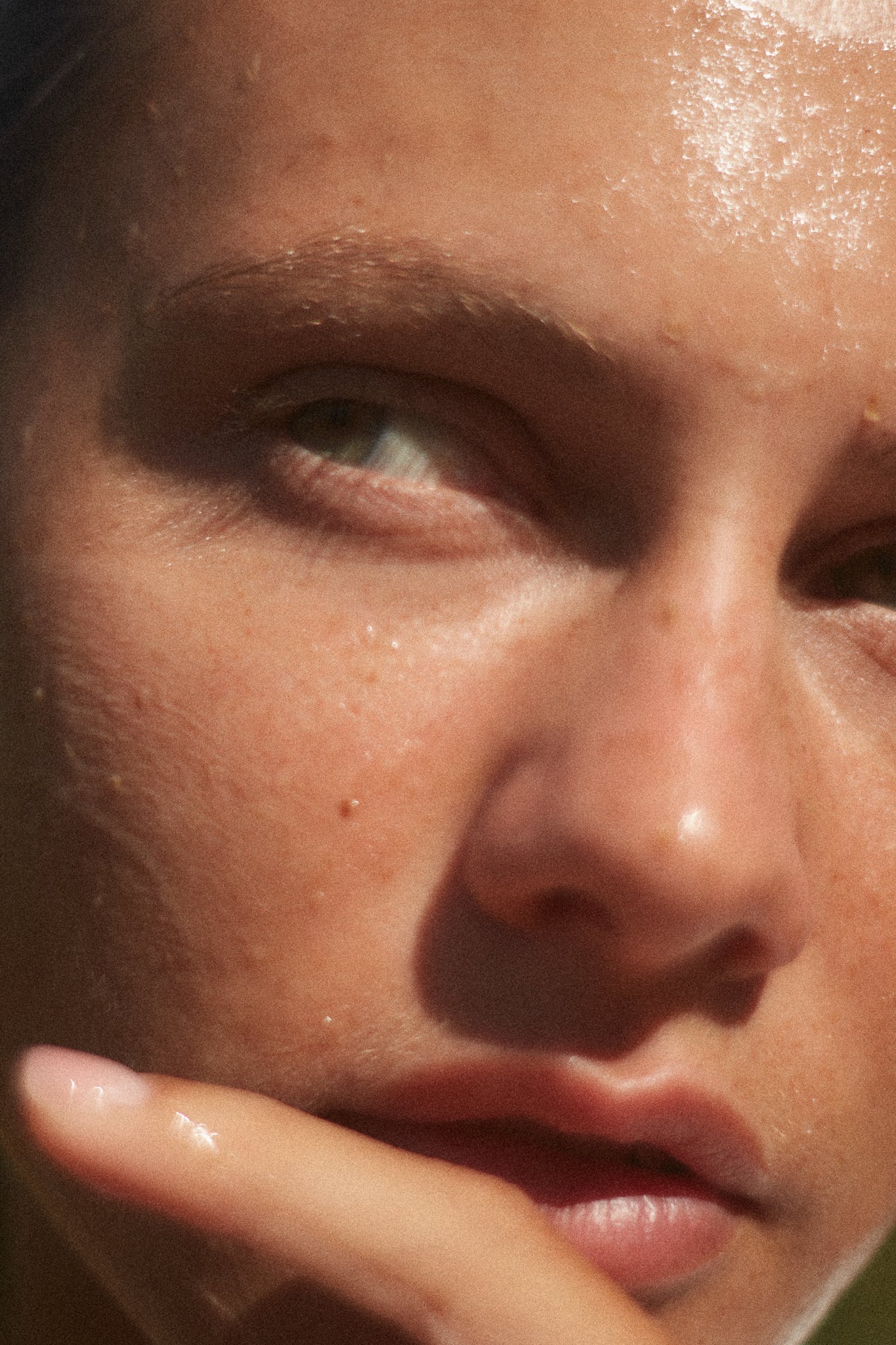 Photo of a model using the Rosegle & Mulberry Extract hydrating face mask by Fields of Yarrow on her face