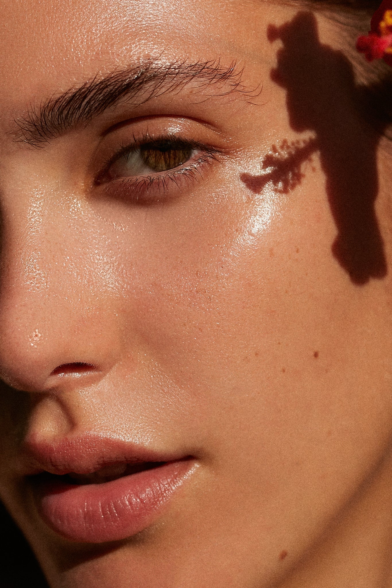 Picture of a model who is looking at the camera, with a visibly hydrated and supple skin on her face